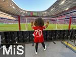 06.09.2025, Google-Pixel Frauenfussball Bundesliga 2025/2026, 1.Spieltag, FC Bayern Mnchen - Bayer 04 Leverkusen, in der Allianz-Arena Mnchen, FC Bayern-Maskottchen MIA hinter dem Tor 
