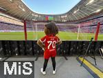 06.09.2025, Google-Pixel Frauenfussball Bundesliga 2025/2026, 1.Spieltag, FC Bayern Mnchen - Bayer 04 Leverkusen, in der Allianz-Arena Mnchen, FC Bayern-Maskottchen MIA hinter dem Tor 
