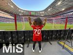 06.09.2025, Google-Pixel Frauenfussball Bundesliga 2025/2026, 1.Spieltag, FC Bayern Mnchen - Bayer 04 Leverkusen, in der Allianz-Arena Mnchen, FC Bayern-Maskottchen MIA hinter dem Tor 
