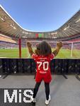 06.09.2025, Google-Pixel Frauenfussball Bundesliga 2025/2026, 1.Spieltag, FC Bayern Mnchen - Bayer 04 Leverkusen, in der Allianz-Arena Mnchen, FC Bayern-Maskottchen MIA hinter dem Tor 
