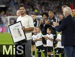07.09.2025, Fussball WM-Qualifikation Europa 2025/26, 6.Spieltag,  Deutschland - Nordirland, im Rhein-Energie-Stadion Kln,  Offizielle Verabschiedung von Ex-Nationalspieler Mats Hummels (mitte), li: DFB Prsident Bernd Neuendorf (Deutschland), re: Sportdirektor Rudi Vller (Deutschland)