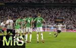 07.09.2025, Fussball WM-Qualifikation Europa 2025/26, 6.Spieltag,  Deutschland - Nordirland, im Rhein-Energie-Stadion Kln, re: Torschuss per Freistoss zum 3:1 von Florian Wirtz (Deutschland), der den Ball mit viel Gefhl ber die Mauer zirkelt.