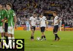 07.09.2025, Fussball WM-Qualifikation Europa 2025/26, 6.Spieltag,  Deutschland - Nordirland, im Rhein-Energie-Stadion Kln,Vor seinem Torschuss per Freistoss zum 3:1, Florian Wirtz (mitte,Deutschland), bert sich vorher mit David Raum (Deutschland) und Josua Kimmich (re, Deutschland) 