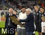 07.09.2025, Fussball WM-Qualifikation Europa 2025/26, 6.Spieltag,  Deutschland - Nordirland, im Rhein-Energie-Stadion Kln,  Offizielle Verabschiedung von Ex-Nationalspieler Mats Hummels (mitte), li: DFB Prsident Bernd Neuendorf (Deutschland), re: Sportdirektor Rudi Vller (Deutschland)  