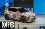 10.09.2025, Messe Mnchen IAA Mobility 2025 in Mnchen im Messegelnde Riem.  Der neue Cupra RAVAL steht auf der Bhne mit extravaganter Tarn-Folierung. Ein urbanes Elektrofahrzeug aus Spanien vom VW-Konzern. Der Einstiegspreis fr den Kleinwagen Cupra Raval wird voraussichtlich bei rund 25.000 Euro liegen, die offizielle Markteinfhrung fr Ende 2025, Frhjahr 2026 geplant. Dieses Modell soll die E-Mobilitt auch fr junge Fahrer erschwinglich machen.  
