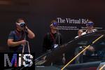 10.09.2025, Messe Mnchen IAA Mobility 2025 in Mnchen im Messegelnde Riem.  Am Stand von Mercedes Benz erleben Besucher mittels Virtual-Realitiy Brillen erweiterte realitt an den leibhaftigen Autos.