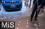10.09.2025, Messe Mnchen IAA Mobility 2025 in Mnchen im Messegelnde Riem.  Am Stand von BMW steht eine aktelle Neuentwicklung, der iX3 in Blau, das Fahrzeug darf nicht besichtigt werden und ist strengstens abgeschirmt. Nur die Reinigungskraft darf den Boden blitzblank wienern.