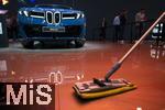 10.09.2025, Messe Mnchen IAA Mobility 2025 in Mnchen im Messegelnde Riem.  Am Stand von BMW steht eine aktelle Neuentwicklung, der iX3 in Blau, das Fahrzeug darf nicht besichtigt werden und ist strengstens abgeschirmt. Nur die Reinigungskraft darf den Boden blitzblank wienern.