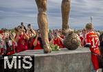 13.09.2025, Fussball Bundesliga 2025/2026, 3.Spieltag, FC Bayern Mnchen - Hamburger SV in der Allianz-Arena Mnchen,  Vor dem Spiel auf der Esplanade vor dem Stadion, Die neue Statue zu Ehren von Vereinsikone Franz Beckenbauer ist der Mittelpunkt des Interesses der ankommenden Fans, es werden Fotos geknipst was das Zeug hlt.



