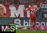 13.09.2025, Fussball Bundesliga 2025/2026, 3.Spieltag, FC Bayern Mnchen - Hamburger SV in der Allianz-Arena Mnchen,  Torwart Manuel Neuer (FC Bayern Mnchen) fngt den Ball.


