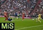 13.09.2025, Fussball Bundesliga 2025/2026, 3.Spieltag, FC Bayern Mnchen - Hamburger SV in der Allianz-Arena Mnchen,  Aleksandar Pavlovic (Bayern Mnchen)  trifft zum 2:0 gegen Torwart Daniel Heuer Fernandes (Hamburger SV) 


