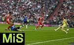 13.09.2025, Fussball Bundesliga 2025/2026, 3.Spieltag, FC Bayern Mnchen - Hamburger SV in der Allianz-Arena Mnchen,  Aleksandar Pavlovic (Bayern Mnchen)   trifft zum 2:0 gegen Torwart Daniel Heuer Fernandes (Hamburger SV) 


