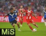 13.09.2025, Fussball Bundesliga 2025/2026, 3.Spieltag, FC Bayern Mnchen - Hamburger SV in der Allianz-Arena Mnchen,  v.l. Nicolas Capaldo (Hamburger SV) gegen Joshua Kimmich (FC Bayern Mnchen) 


