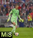 13.09.2025, Fussball Bundesliga 2025/2026, 3.Spieltag, FC Bayern Mnchen - Hamburger SV in der Allianz-Arena Mnchen,  
Torwart Manuel Neuer (FC Bayern Mnchen) am Ball.


