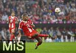 13.09.2025, Fussball Bundesliga 2025/2026, 3.Spieltag, FC Bayern Mnchen - Hamburger SV in der Allianz-Arena Mnchen,  Jonathan Tah (FC Bayern Mnchen) am Ball.


