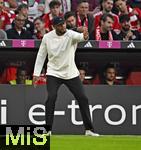 13.09.2025, Fussball Bundesliga 2025/2026, 3.Spieltag, FC Bayern Mnchen - Hamburger SV in der Allianz-Arena Mnchen,  
Trainer Vincent Kompany (FC Bayern Mnchen) gestikuliert,


