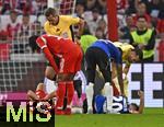 13.09.2025, Fussball Bundesliga 2025/2026, 3.Spieltag, FC Bayern Mnchen - Hamburger SV in der Allianz-Arena Mnchen,  v.l. Joshua Kimmich (FC Bayern Mnchen) und Fabio Vieira (Hamburger SV) am Boden.


