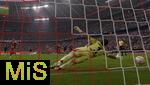 13.09.2025, Fussball Bundesliga 2025/2026, 3.Spieltag, FC Bayern Mnchen - Hamburger SV in der Allianz-Arena Mnchen,  Harry Kane (FC Bayern Mnchen) trifft zum 3:0 per Elfmeter gegen Torwart Daniel Heuer Fernandes (Hamburger SV) 


