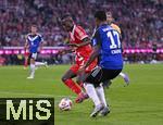 13.09.2025, Fussball Bundesliga 2025/2026, 3.Spieltag, FC Bayern Mnchen - Hamburger SV in der Allianz-Arena Mnchen,  v.l. Nicolas Jackson (FC Bayern Mnchen) gegen Warmed Omari (Hamburger SV) 


