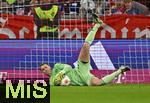 13.09.2025, Fussball Bundesliga 2025/2026, 3.Spieltag, FC Bayern Mnchen - Hamburger SV in der Allianz-Arena Mnchen,  Torwart Manuel Neuer (FC Bayern Mnchen) hlt den Ball.


