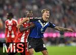 13.09.2025, Fussball Bundesliga 2025/2026, 3.Spieltag, FC Bayern Mnchen - Hamburger SV in der Allianz-Arena Mnchen,  v.l. Nicolas Jackson (FC Bayern Mnchen) gegen Luka Vuskovic (Hamburger SV) 


