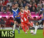 13.09.2025, Fussball Bundesliga 2025/2026, 3.Spieltag, FC Bayern Mnchen - Hamburger SV in der Allianz-Arena Mnchen,  v.l. Rayan Philippe (Hamburger SV) gegen Lennart Karl (FC Bayern Mnchen) 


