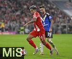 13.09.2025, Fussball Bundesliga 2025/2026, 3.Spieltag, FC Bayern Mnchen - Hamburger SV in der Allianz-Arena Mnchen,  v.l. Luis Diaz (FC Bayern Mnchen) gegen Fabio Vieira (Hamburger SV) 



