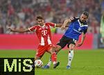 13.09.2025, Fussball Bundesliga 2025/2026, 3.Spieltag, FC Bayern Mnchen - Hamburger SV in der Allianz-Arena Mnchen,  v.l. Lennart Karl (FC Bayern Mnchen) gegen Rayan Philippe (Hamburger SV) 


