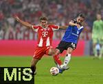 13.09.2025, Fussball Bundesliga 2025/2026, 3.Spieltag, FC Bayern Mnchen - Hamburger SV in der Allianz-Arena Mnchen,  v.l. Lennart Karl (FC Bayern Mnchen) gegen Rayan Philippe (Hamburger SV) 


