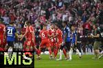 13.09.2025, Fussball Bundesliga 2025/2026, 3.Spieltag, FC Bayern Mnchen - Hamburger SV in der Allianz-Arena Mnchen,  Kameramann nach dem Bayern Tor auf dem Platz, Nicolai Remberg (Hamburger SV) 


