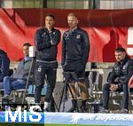 14.09.2025, Fussball 3. Liga 2025/2026, 5.Spieltag, TSV 1860 Mnchen - TSV Havelse, im Stadion an der Grnwalder Strasse Mnchen, v.li: Trainer Patrick Glckner (TSV 1860 Mnchen) nachdenklich mit Co-Trainer Nicolas Masetzky (TSV 1860 Mnchen)  