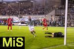 14.09.2025, Fussball 3. Liga 2025/2026, 5.Spieltag, TSV 1860 Mnchen - TSV Havelse, im Stadion an der Grnwalder Strasse Mnchen, Torjubel  Patrick Hobsch (TSV 1860 Mnchen), re: Torwart Tom Opitz (TSV Havelse) geschlagen am Boden.