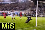 14.09.2025, Fussball 3. Liga 2025/2026, 5.Spieltag, TSV 1860 Mnchen - TSV Havelse, im Stadion an der Grnwalder Strasse Mnchen, Torschuss zum Siegtreffer 3:2 in der Nachspielzeit von Patrick Hobsch (mitte, TSV 1860 Mnchen), re: Torwart Tom Opitz (TSV Havelse) geschlagen 