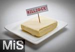 05.09.2025, Butterpreise im Wandel. Butter steht auf einem Teller bereit. (Aufschrift BILLIGER)