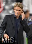 17.09.2025,  Fussball UEFA Championsleague 2025/2026: 1.Spieltag, FC Bayern Mnchen - FC Chelsea, in der Allianz-Arena Mnchen.   
  Sportdirektor Christoph Freund (Bayern Mnchen) telefoniert.

