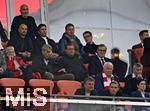 17.09.2025,  Fussball UEFA Championsleague 2025/2026: 1.Spieltag, FC Bayern Mnchen - FC Chelsea, in der Allianz-Arena Mnchen.   Antonio di Salvo, Co Trainer und Julian Nagelsmann (alle Deutschland).
unten Sportvorstand Max Eberl (Bayern Mnchen) und Vorstandsvorsitzender Jan-Christian Dreesen (FC Bayern Mnchen) 
  

