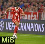 17.09.2025,  Fussball UEFA Championsleague 2025/2026: 1.Spieltag, FC Bayern Mnchen - FC Chelsea, in der Allianz-Arena Mnchen.   Aleksandar Pavlovic (Bayern Mnchen)  am Ball.
  

