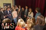 02.10.2025, Internationales Klassikfestival: Festival der Nationen 2025, im Kurhaus Bad Wrishofen (Unterallgu), Konzert Bella Italia, Julia Hagen (Violoncello) und Pianist Lukas Sternath, hier nach dem Konzert mit der jungen Festivalfamilie bei einem Meet and Greet und Gruppenfoto.