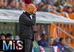 04.10.2025, Fussball 1. Bundesliga 2025/2026, 6.Spieltag, FC Augsburg - VfL Wolfsburg, in der WWK-Arena Augsburg. Trainer Paul Simonis (Wolfsburg) kann nicht mehr hinsehen.