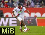 04.10.2025, Fussball 1. Bundesliga 2025/2026, 6.Spieltag, FC Augsburg - VfL Wolfsburg, in der WWK-Arena Augsburg. Samuel Emmanuel Essende Mbongu (FC Augsburg) am Ball 