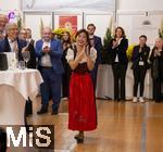 04.10..2025, Internationales Klassikfestival: Festival der Nationen 2025, im Kurhaus Bad Wrishofen (Unterallgu), Die international gefeierte Geigerin Soyoung Yoon (Sdkorea) im VIP-Zelt nach dem Konzert. Sie tritt kurioserweise im Trachten-Dirndl aus einem Wrishofener Geschft auf, da ihr Gepck am Airport nicht angekommen war. Passend zur Oktoberfestzeit. r
