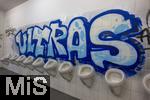 10.10.2025, Fussball WM-Qualifikation Europa 2025/26, 7.Spieltag,  Deutschland - Luxemburg, in der PreZero-Arena (Sinsheim). Im Toilettenbereich fr Mnner ist die Fliesenwand an den Pissoirs von den Hoffenheimer Fans mit ULTRAS beschmiert.
