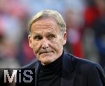 18.10.2025, Fussball Bundesliga 2025/2026, 7.Spieltag, FC Bayern Mnchen - Borussia Dortmund, in der Allianz-Arena Mnchen,  Geschftsfhrer Hans-Joachim Watzke (Borussia Dortmund) nachdenklich.


