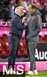 18.10.2025, Fussball Bundesliga 2025/2026, 7.Spieltag, FC Bayern Mnchen - Borussia Dortmund, in der Allianz-Arena Mnchen,  TV Experte Bastian Schweinsteiger (Deutschland) und Dr. Jochen Hahne (FC Bayern Mnchen) machen Scherze



