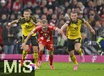 18.10.2025, Fussball Bundesliga 2025/2026, 7.Spieltag, FC Bayern Mnchen - Borussia Dortmund, in der Allianz-Arena Mnchen,  v.l. Waldemar Anton (Borussia Dortmund), Konrad Laimer (FC Bayern Mnchen) und Julian Ryerson (Borussia Dortmund) im Duell.

