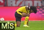 18.10.2025, Fussball Bundesliga 2025/2026, 7.Spieltag, FC Bayern Mnchen - Borussia Dortmund, in der Allianz-Arena Mnchen,  Karim Adeyemi (Borussia Dortmund) am Boden.


