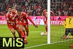 18.10.2025, Fussball Bundesliga 2025/2026, 7.Spieltag, FC Bayern Mnchen - Borussia Dortmund, in der Allianz-Arena Mnchen,  v.l. Aleksandar Pavlovic (Bayern Mnchen)  und Michael Olise (FC Bayern Mnchen) jubeln 


