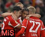 18.10.2025, Fussball Bundesliga 2025/2026, 7.Spieltag, FC Bayern Mnchen - Borussia Dortmund, in der Allianz-Arena Mnchen,  Torjubel v.l. Aleksandar Pavlovic (Bayern Mnchen) , Michael Olise (FC Bayern Mnchen) und Konrad Laimer (FC Bayern Mnchen) 


