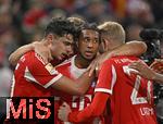 18.10.2025, Fussball Bundesliga 2025/2026, 7.Spieltag, FC Bayern Mnchen - Borussia Dortmund, in der Allianz-Arena Mnchen,  Torjubel v.l. Aleksandar Pavlovic (Bayern Mnchen) , Michael Olise (FC Bayern Mnchen) und Konrad Laimer (FC Bayern Mnchen) 


