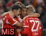 18.10.2025, Fussball Bundesliga 2025/2026, 7.Spieltag, FC Bayern Mnchen - Borussia Dortmund, in der Allianz-Arena Mnchen,  Torjubel v.l. Aleksandar Pavlovic (Bayern Mnchen) , Michael Olise (FC Bayern Mnchen) und Konrad Laimer (FC Bayern Mnchen) 


